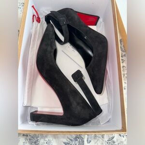 CHRISTIAN LOUBOUTIN Suprastrap
Pointed Toe Pump